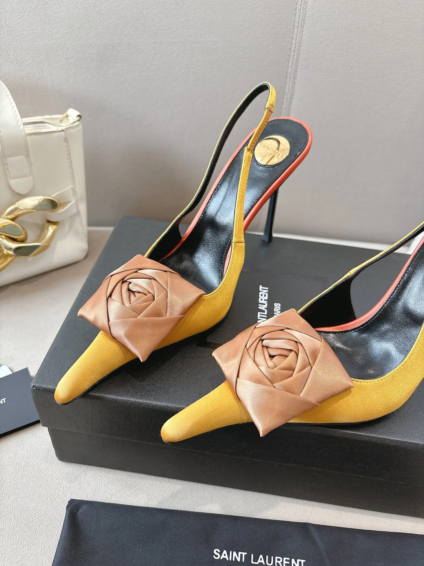 👟👟Ex-factory price 680👟👟 Saint Laurent ysl 25ss/autumn and winter ready-to-wear flower series catwalk style high heels. The toe and contrasting color design make the final effect quite impressive. The different colors are also very beautiful. Straight heels, curved heels, with flowers, and without flowers can be selected. Only YSL understands women’s hearts best and does not accept refutation. It is a super invincible feminine artifact, a must-have for women (z-brand full-body customization, own molded hardware accessories, perfect consistency) ✔ Upper: imported cow patent leather ✔ Inner lining: imported 🐑 goat leather ✔ Sole: imported genuine leather outsole ✔ Heel height: 10.5cm ✔ Size: 36-39 (40, 41, 42 can be customized and non-returnable) Flower style (full set of packaging)